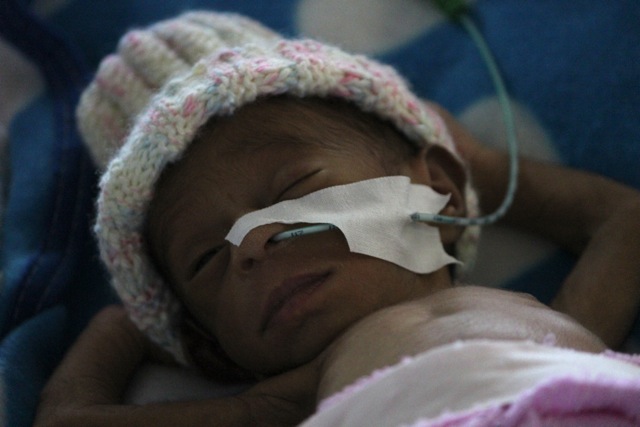 premature babies of PNG receive some knitted love